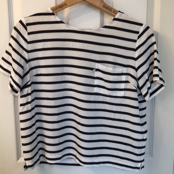 Levi’s W’s short sleeve, zippered back 100% Viscose top ~ med ~ sits at waist - Picture 9 of 10